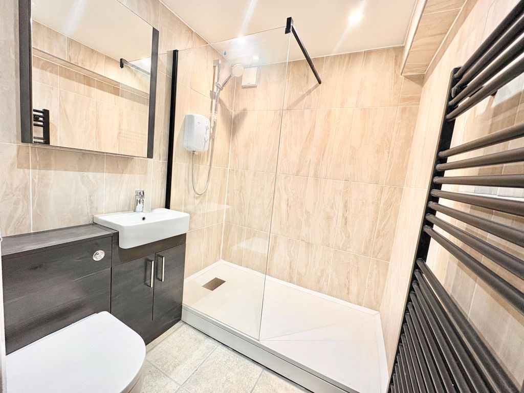Property photo 2 of 6 Bathroom
