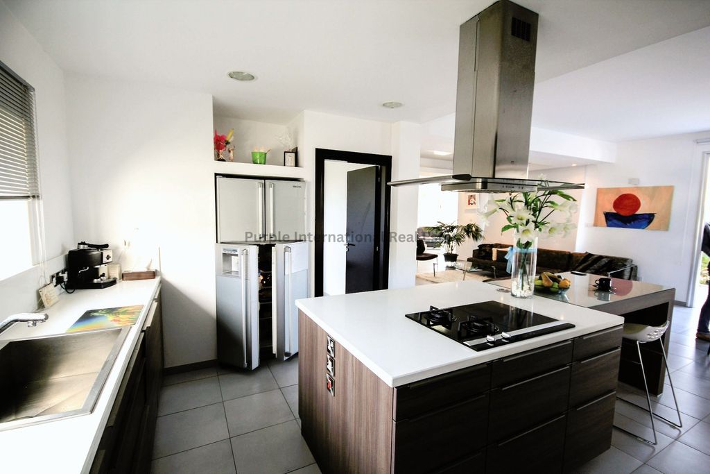 Property photo 3 of 31