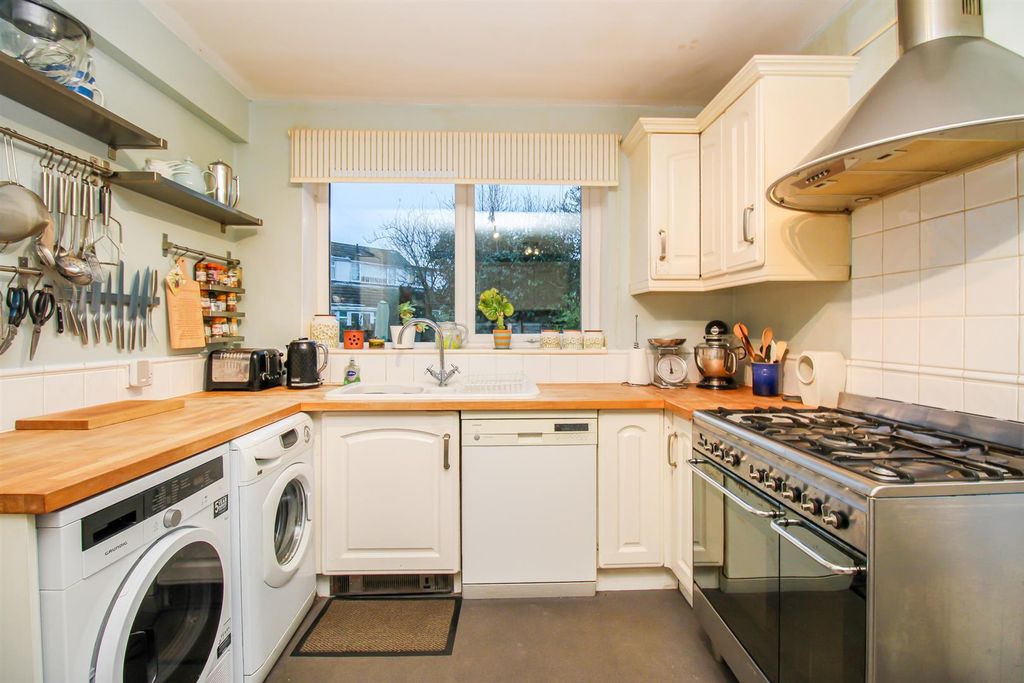 Property photo 3 of 17 Dining Kitchen
