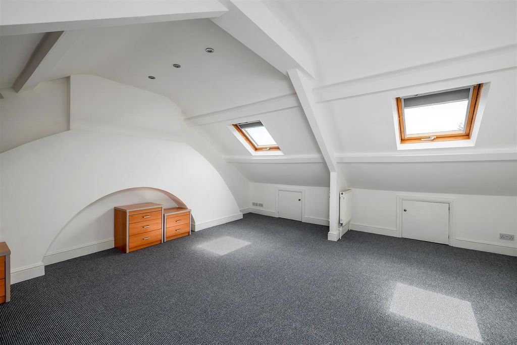Property photo 2 of 11 Loft Space