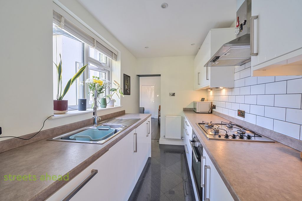 Property photo 3 of 14 6c744162-6d66-404...