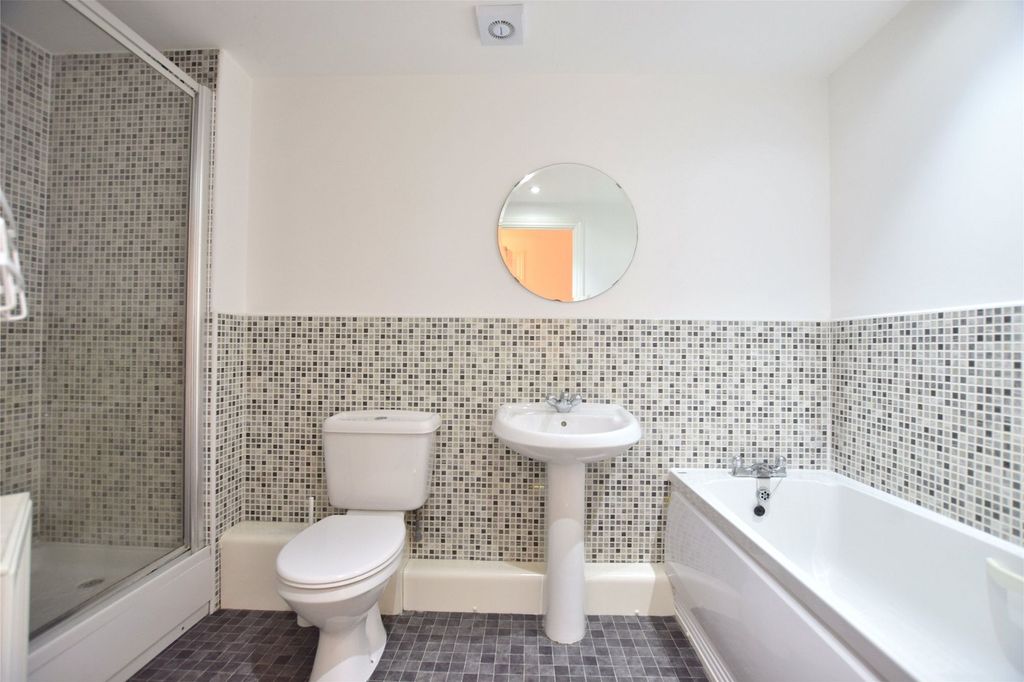 Property photo 2 of 9 Bathroom