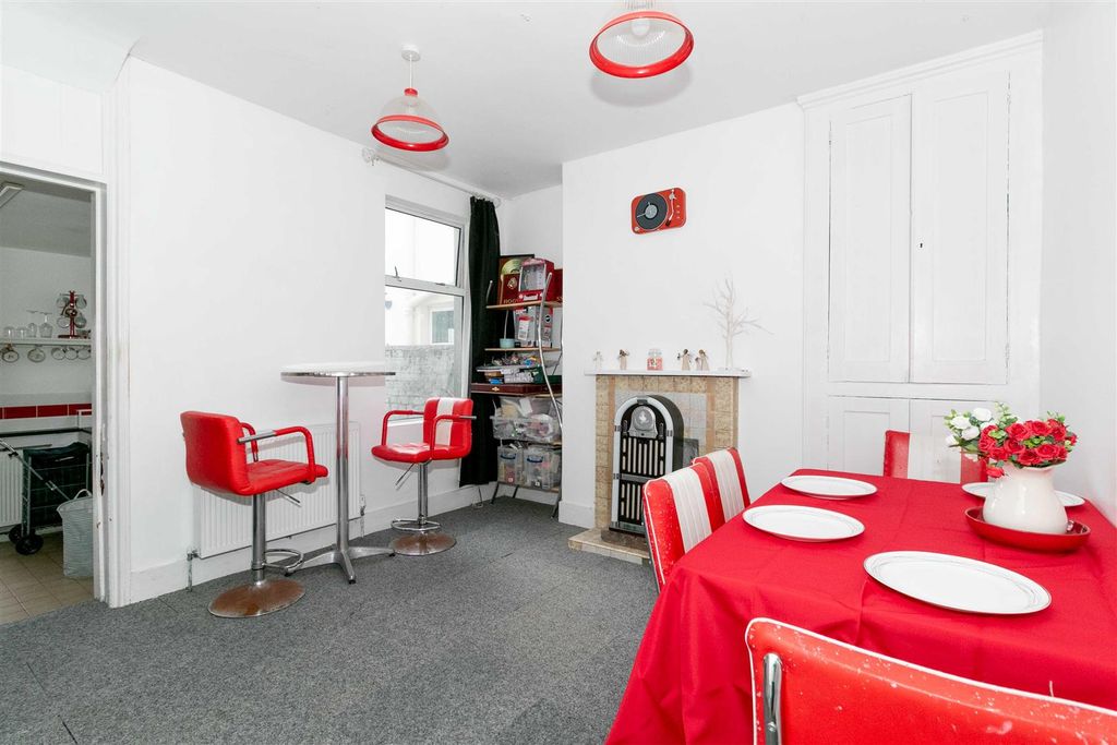 Property photo 3 of 11 Queen-02.Jpg
