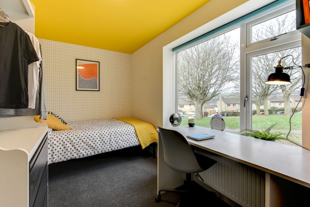 Property photo 1 of 5 Bright, Modern Bedroom With A Cosy Single Bed Dres...
