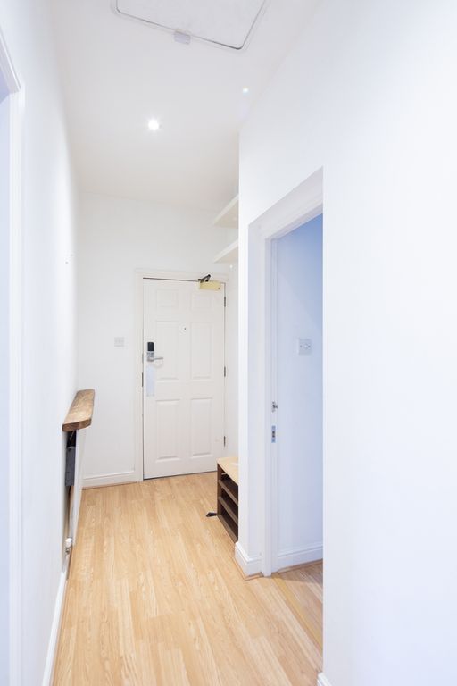 Property photo 3 of 18 Entrance Hall