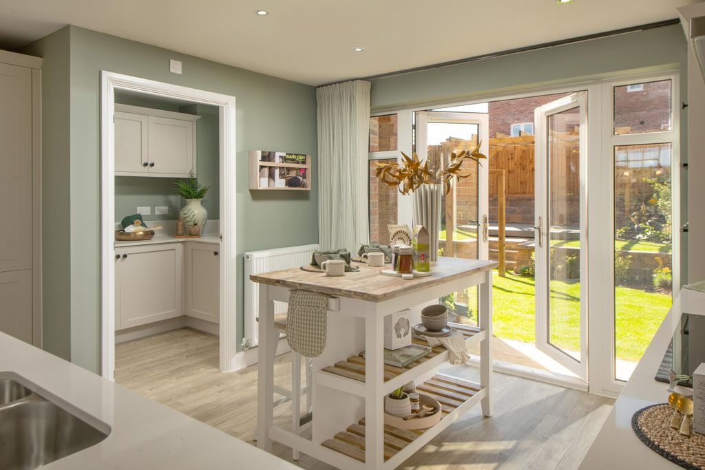 Property photo 2 of 10 Avondale Kitchen Diner - Castle Reach