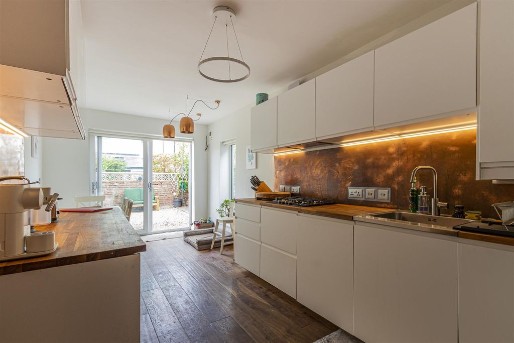 Property photo 2 of 14 Romilly Road West 14-10.Jpg