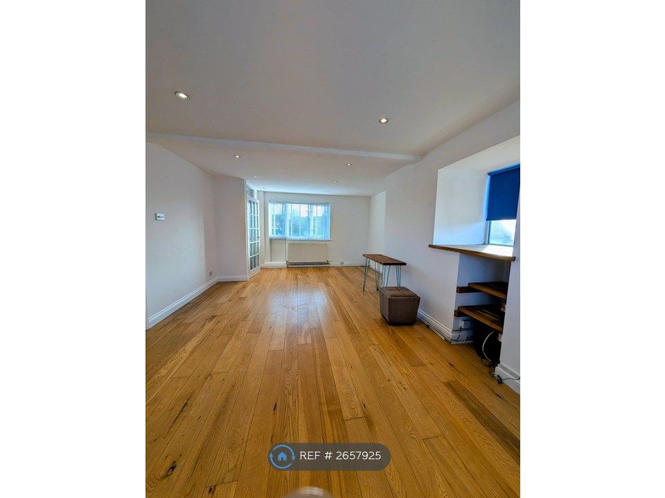 Property photo 1 of 10 Lounge