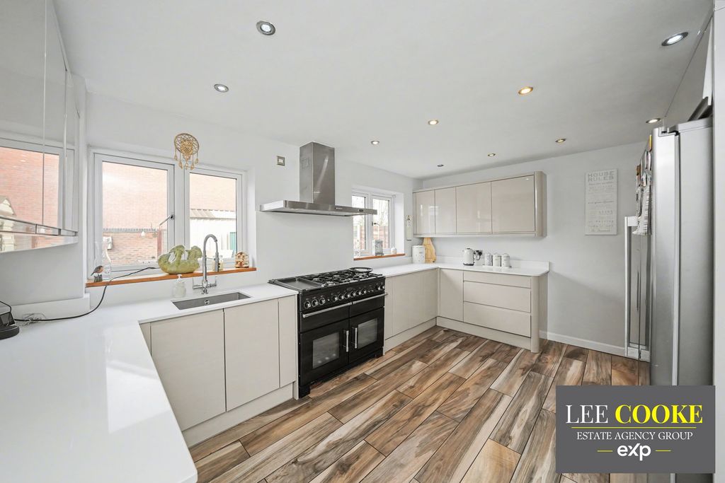 Property photo 2 of 31