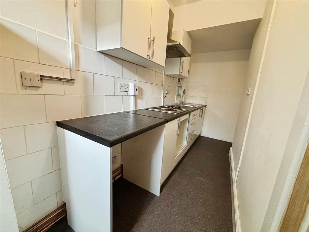 Property photo 3 of 10 Kitchen
