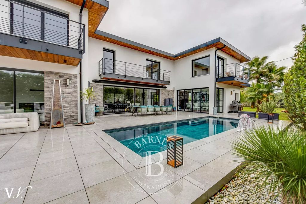 Property photo 2 of 28