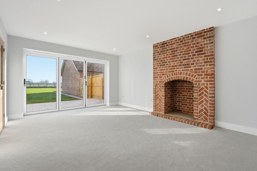 Property photo 2 of 31 Lounge