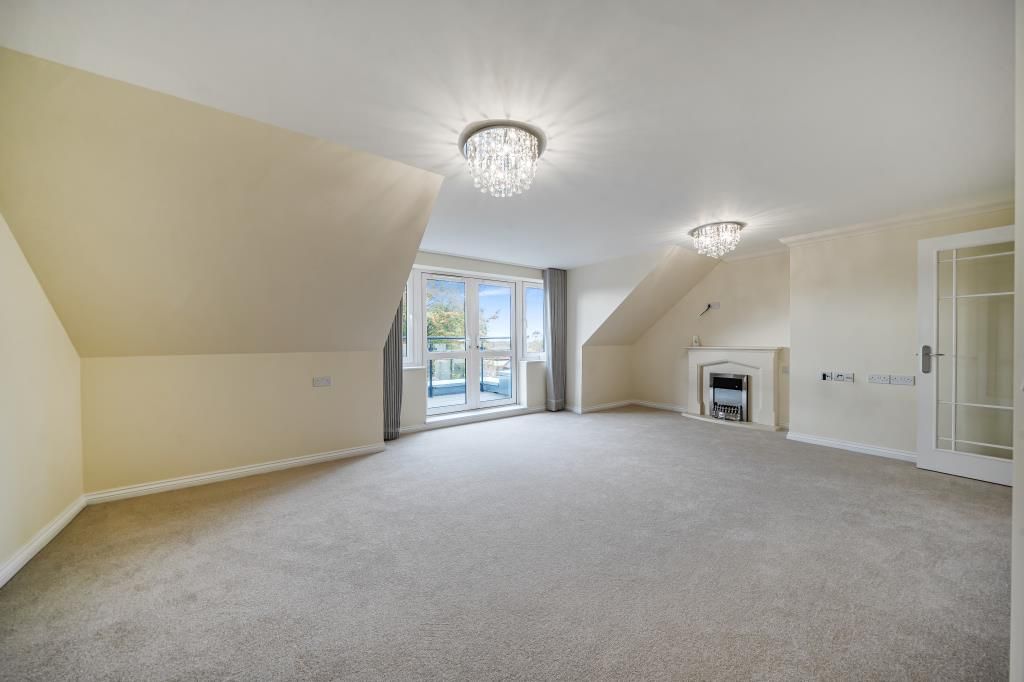 Property photo 1 of 18 Living Area