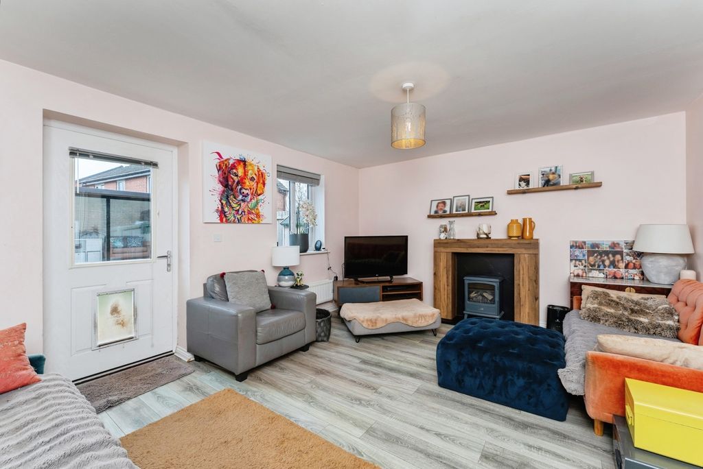 Property photo 3 of 28 Lounge