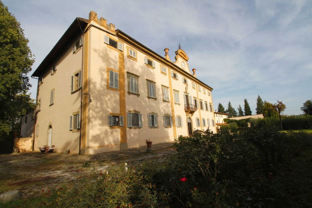 Property photo 2 of 17