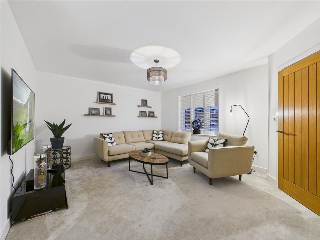 Property photo 2 of 16 Lounge