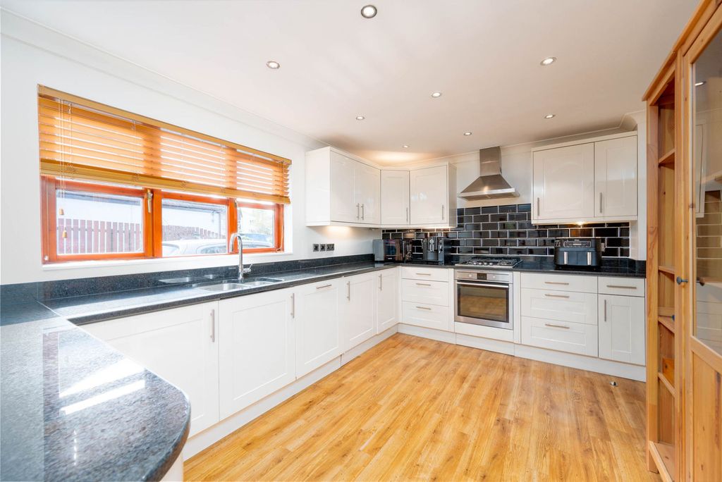 Property photo 3 of 36