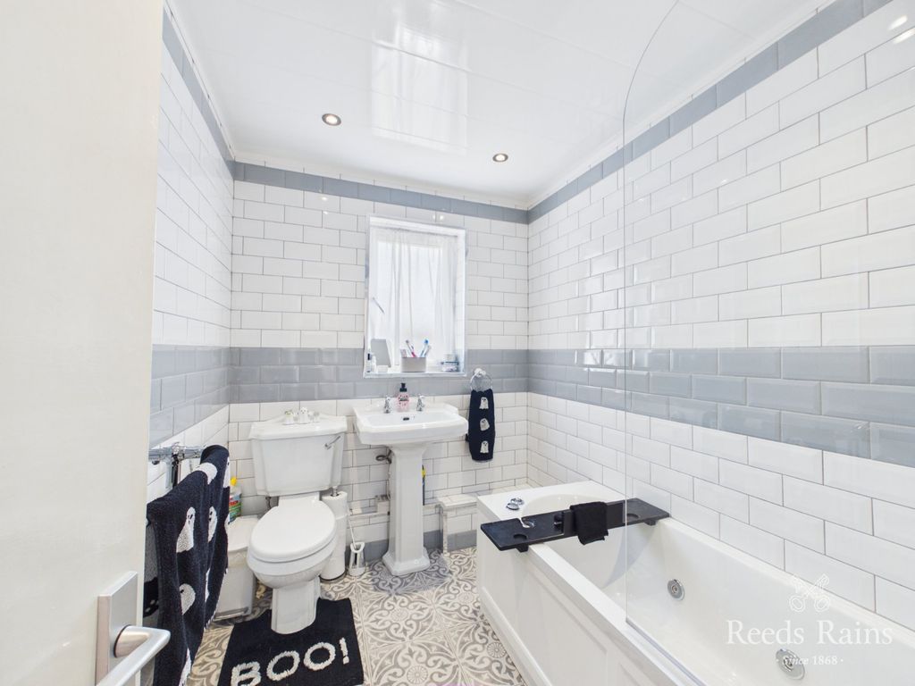 Property photo 3 of 18 Bathroom
