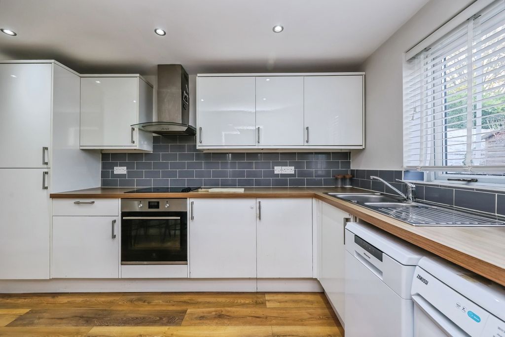 Property photo 2 of 19 Fitted Kitchen