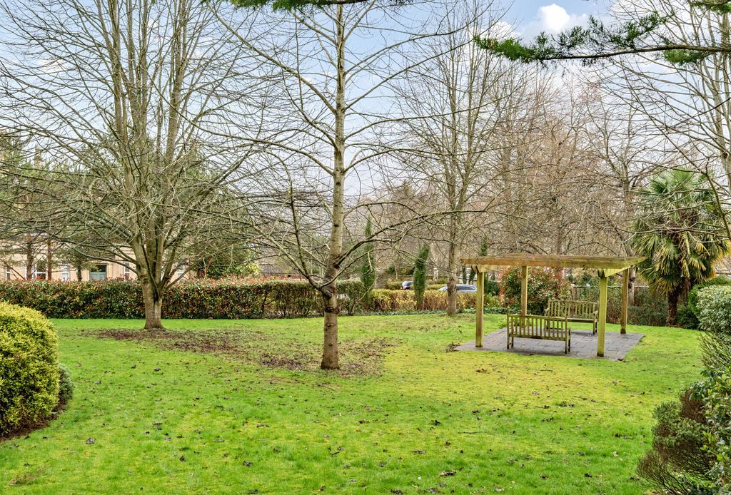 Property photo 3 of 12 Communal Gardens