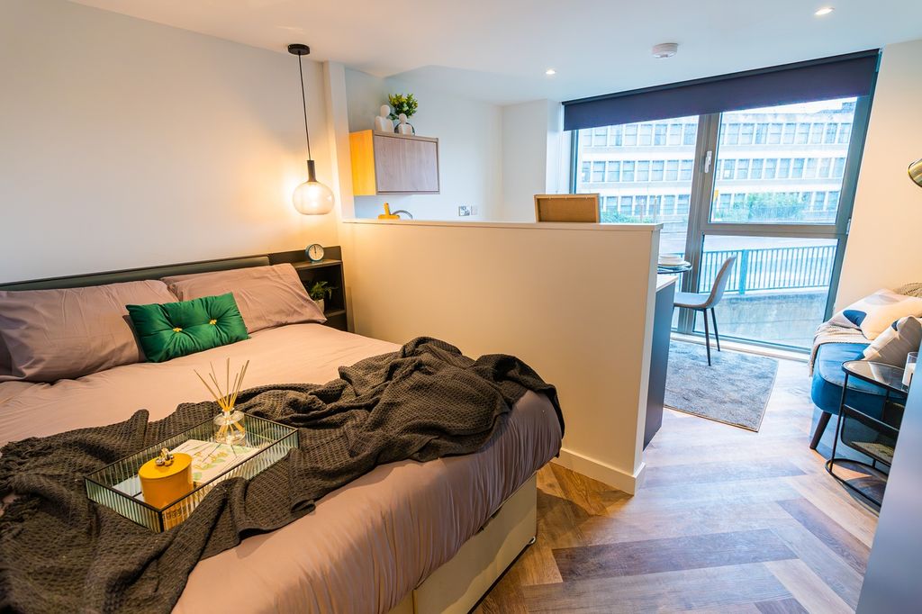 Property photo 1 of 9 A Spacious And Stylish Large Double Bedroom With A...