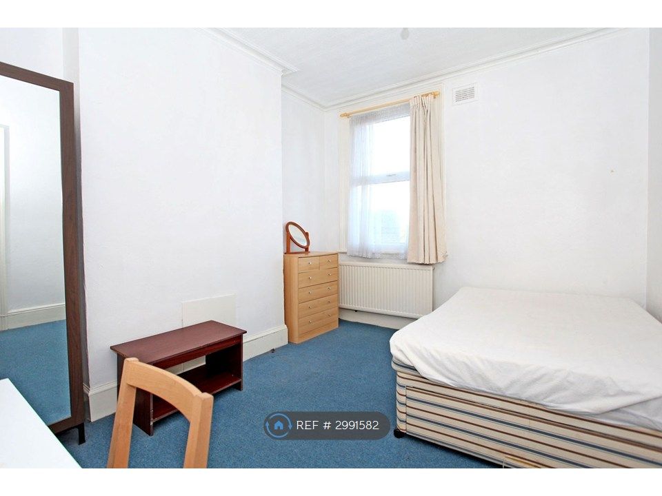 Property photo 3 of 6 Room B