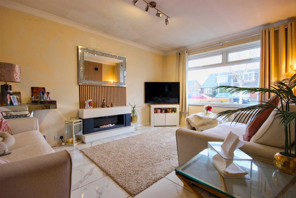 Property photo 2 of 23 Lounge