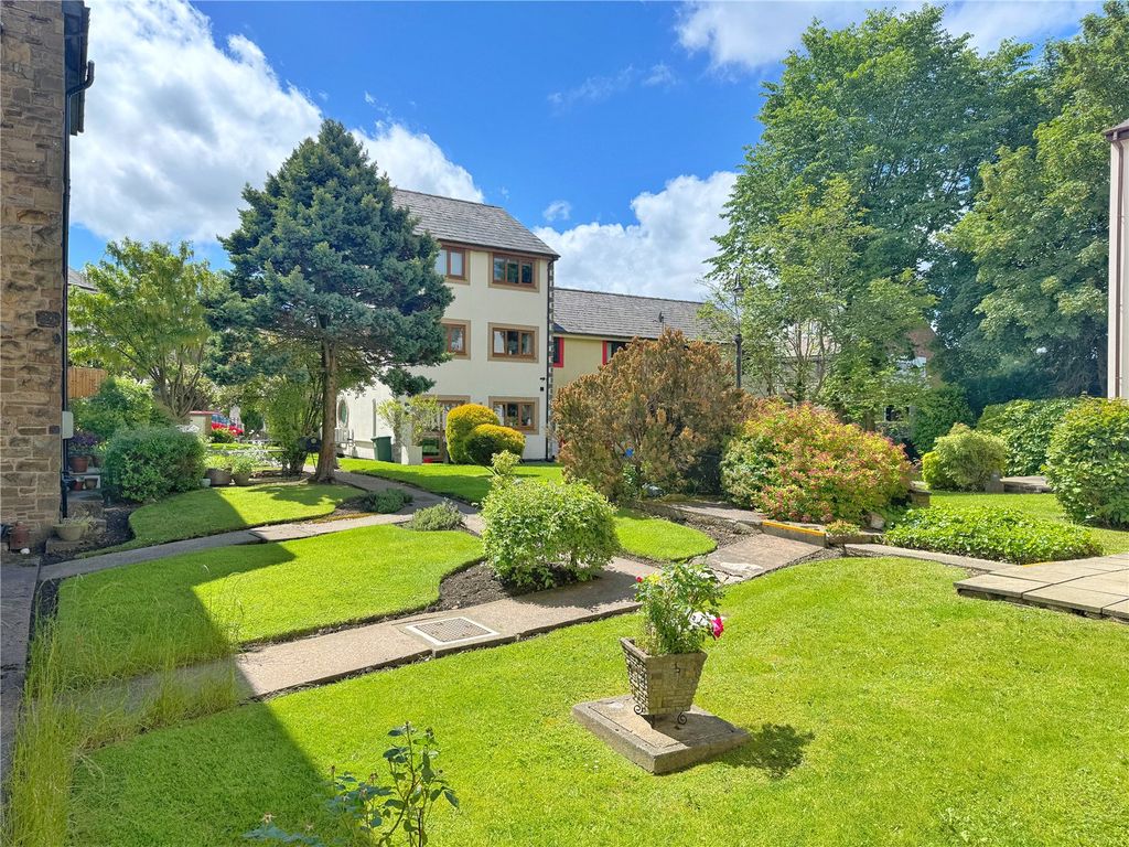 Property photo 1 of 18 Coimmunal Gardens
