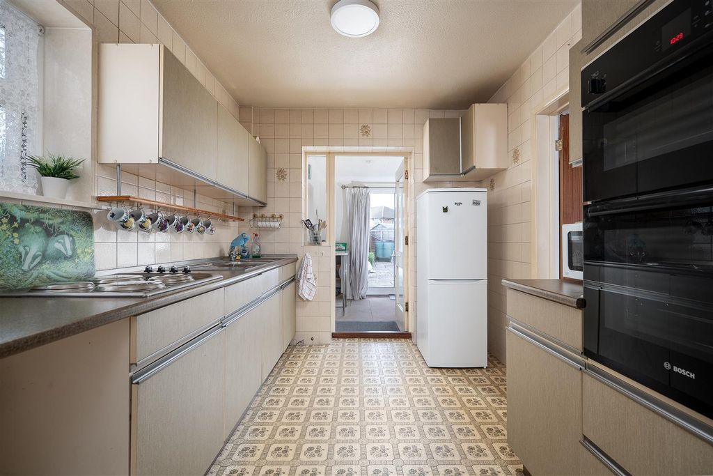 Property photo 3 of 18 Kitchen