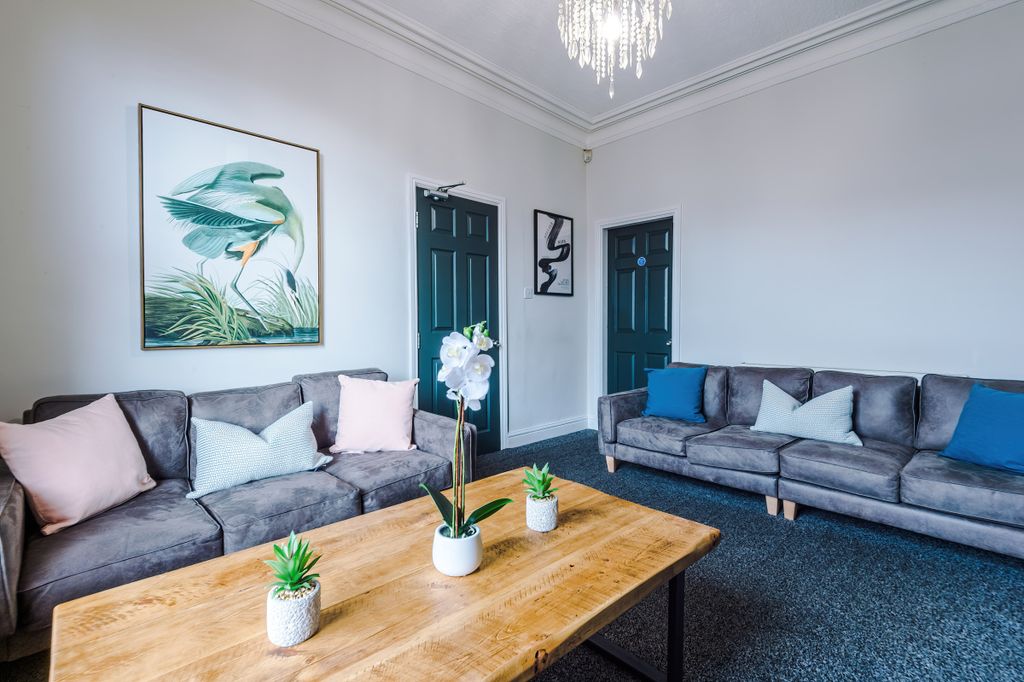 Property photo 1 of 16 114 Woodsley, Living Room 1