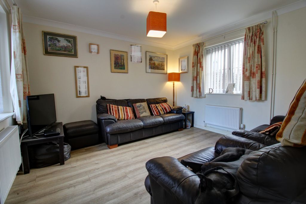 Property photo 3 of 12 Lounge