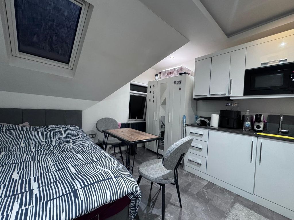 Property photo 1 of 6 Photo 2