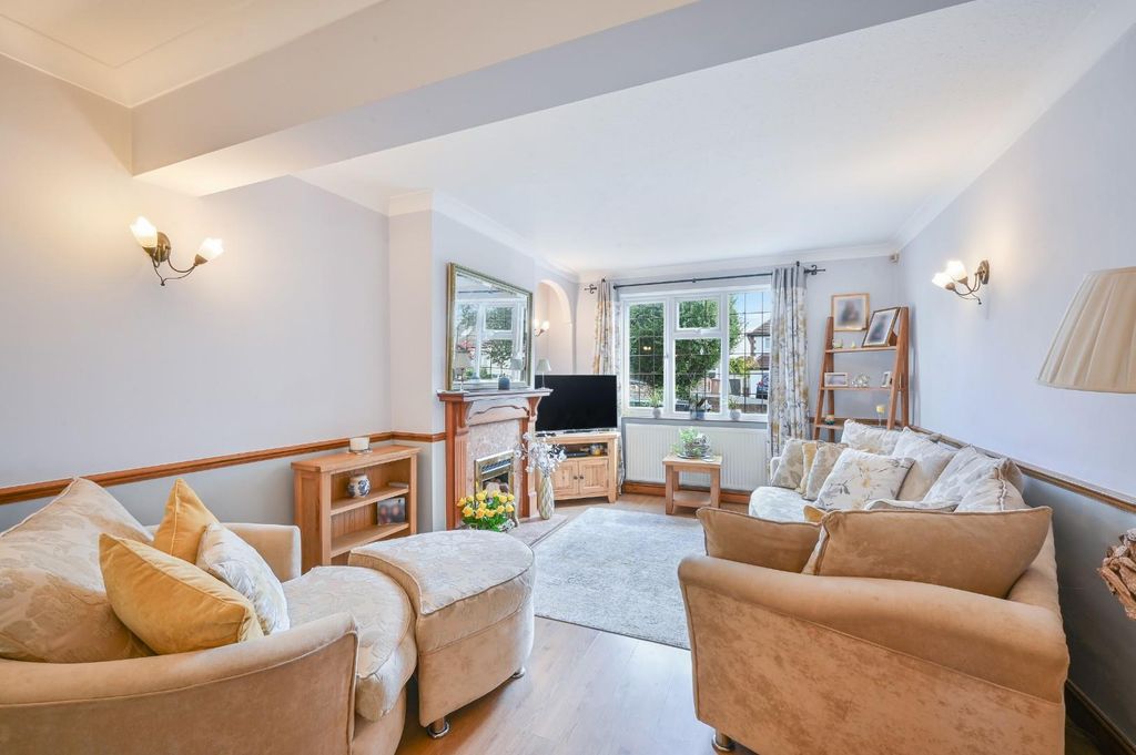 Property photo 3 of 18 Chipstead Way, (4).Jpg