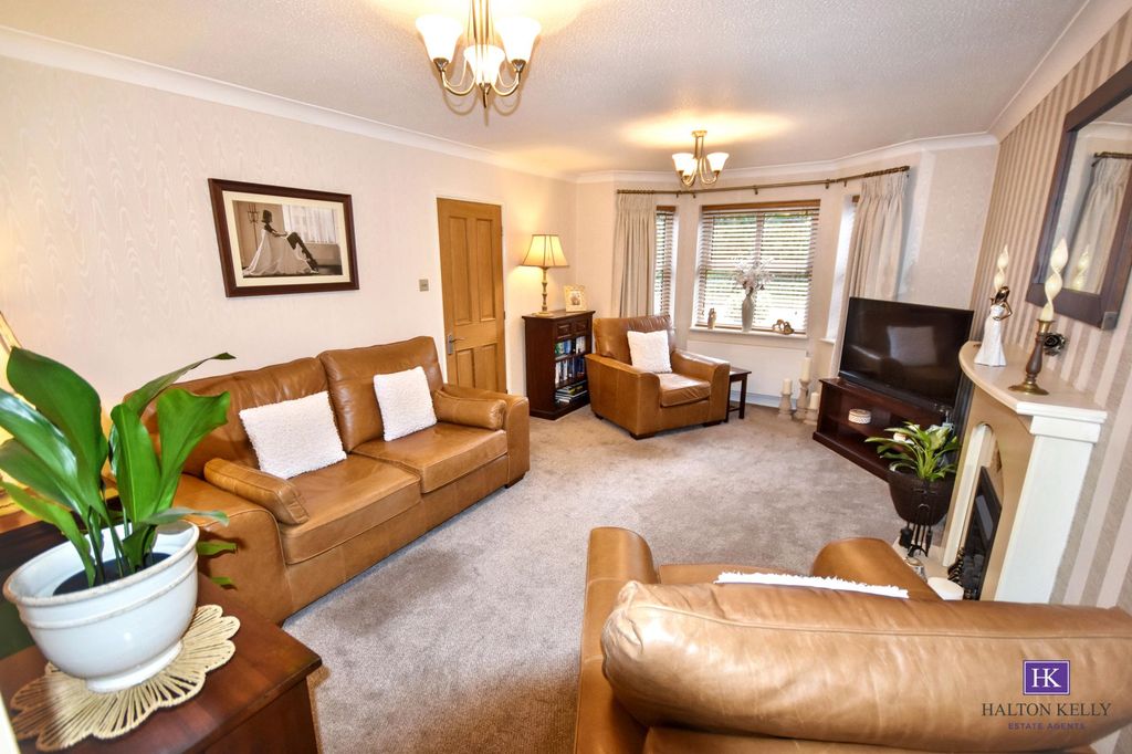 Property photo 3 of 29 Lounge