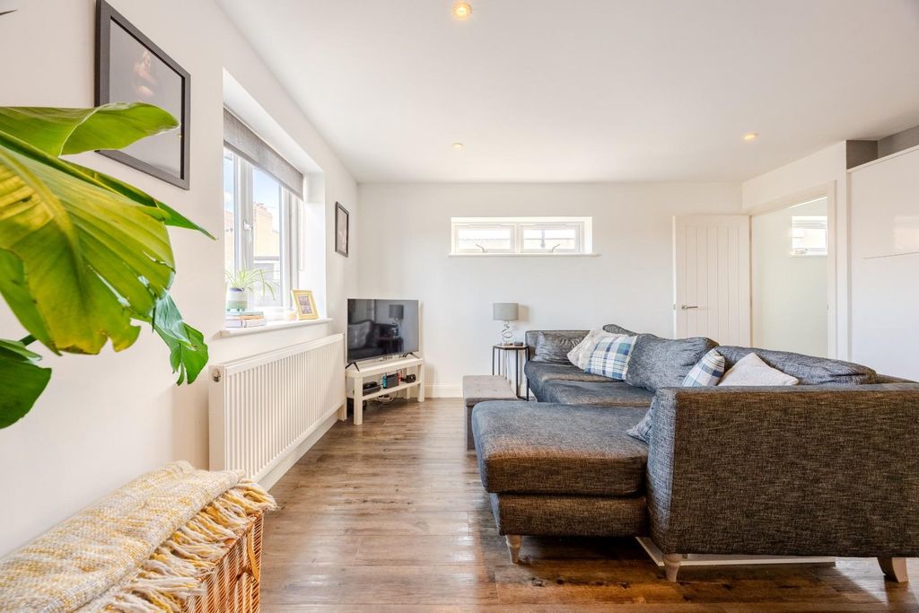 Property photo 3 of 29 Lounge