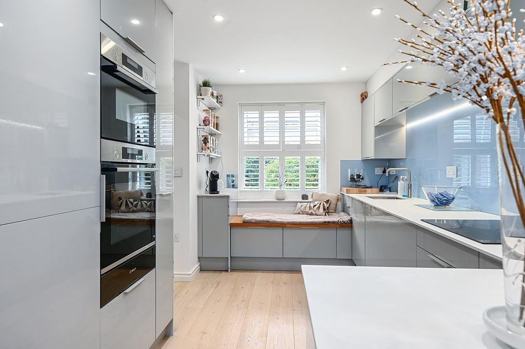 Property photo 2 of 15 3 Locks Yard Tn27 (7).Jpg