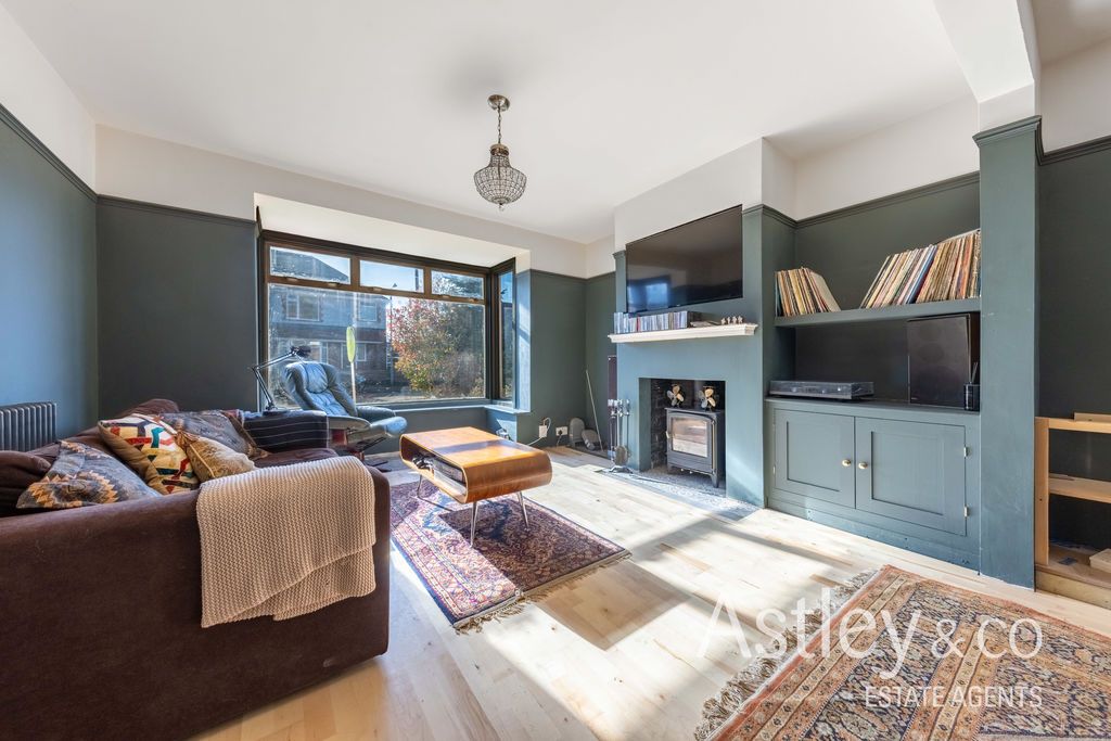 Property photo 2 of 16 Lounge