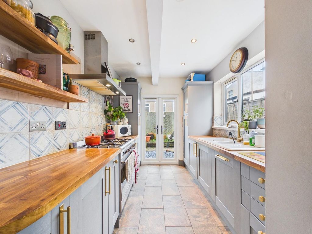 Property photo 3 of 28 Cam01530G0-Pr0385-Still011.Jpg