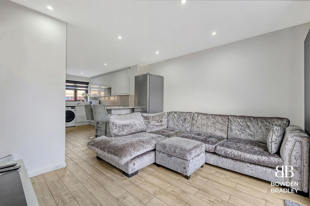 Property photo 3 of 12 Lounge/Diner