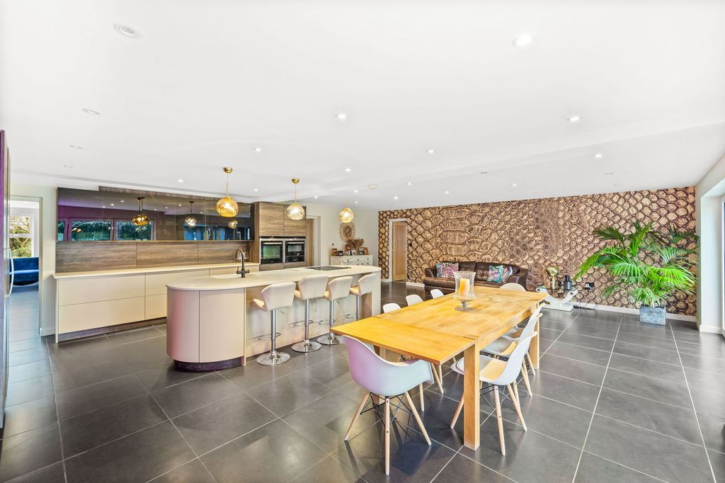 Property photo 2 of 37