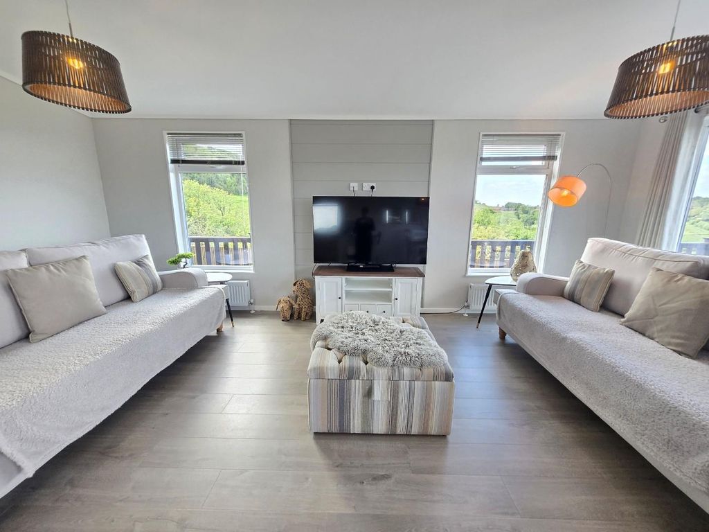 Property photo 3 of 30 Lounge 5.Jpg
