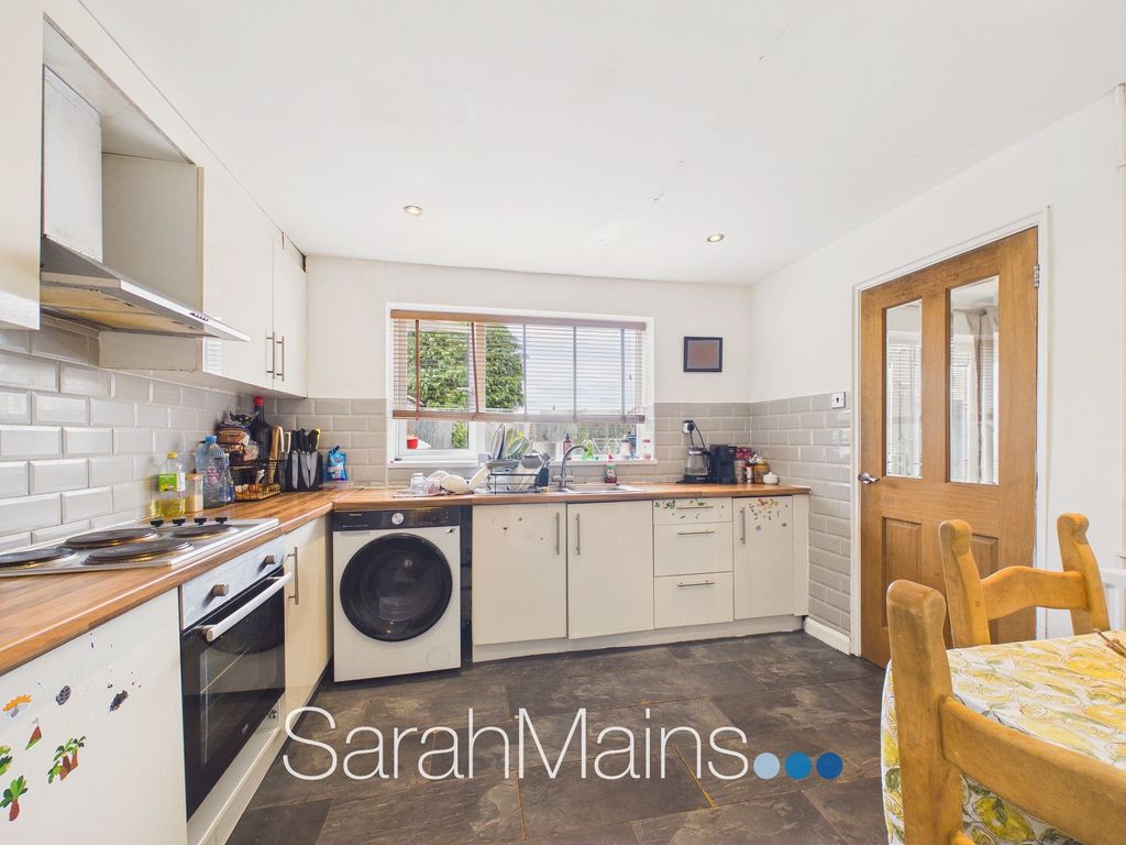 Property photo 2 of 9 Kitchen