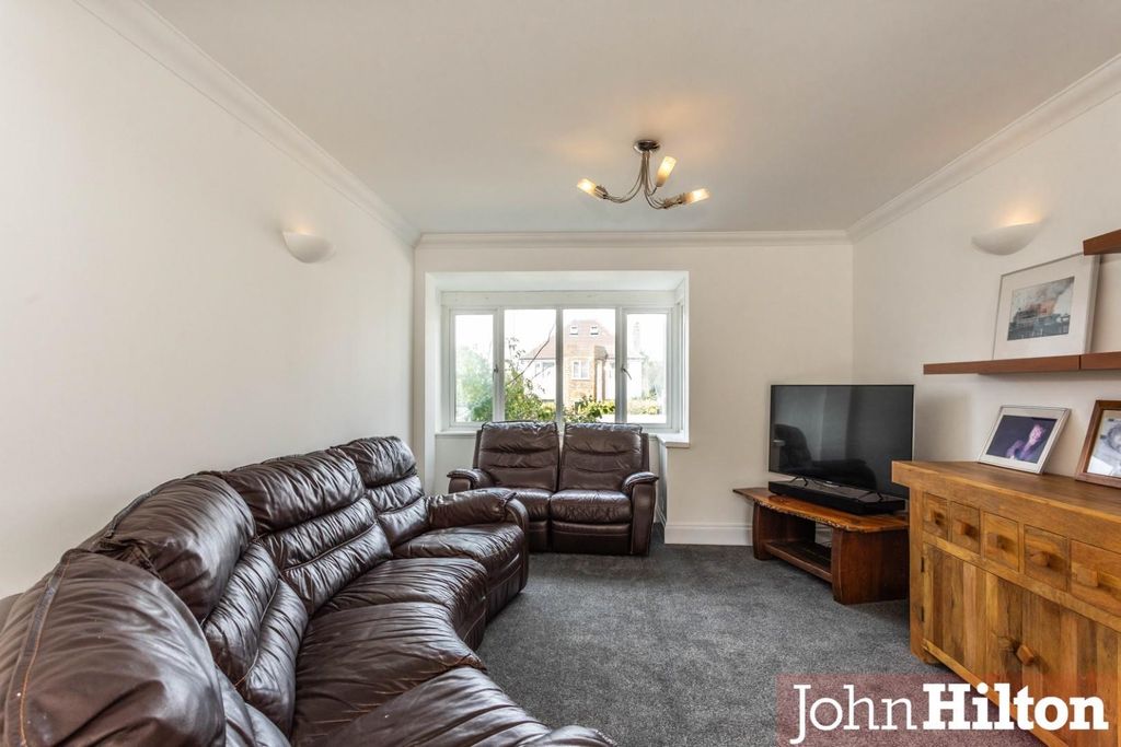 Property photo 3 of 28 Carden Avenue5.Jpg