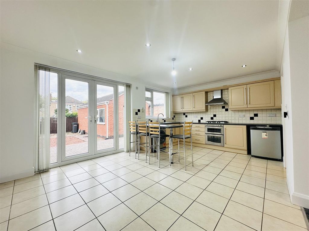 Property photo 3 of 17 Kitchen &amp; Diner