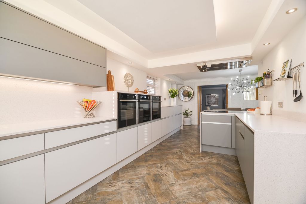 Property photo 2 of 27