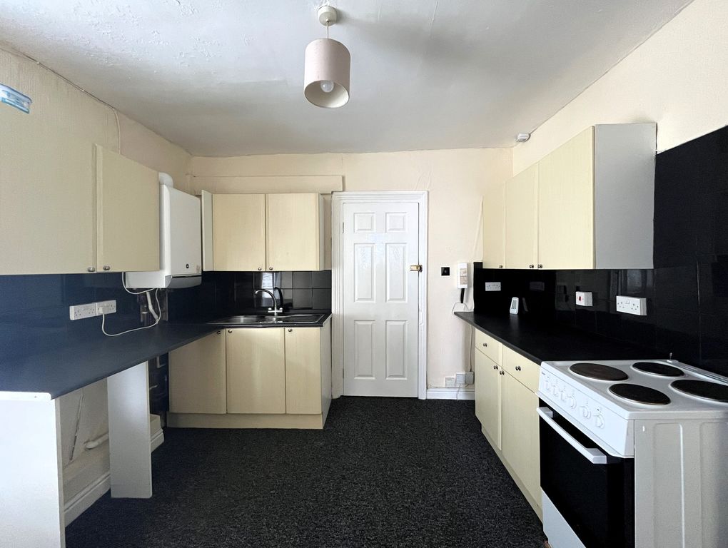 Property photo 2 of 6 Kitchen 2