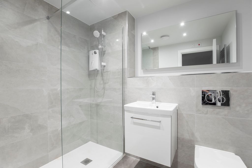 Property photo 3 of 7 Flat 4, 109-111 Bath Rd-11