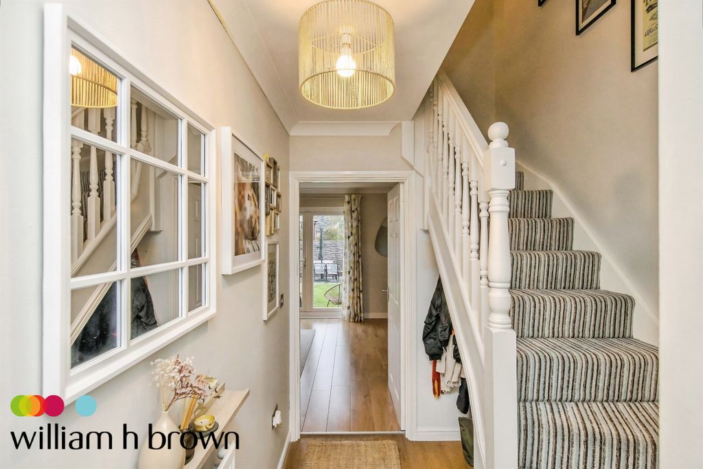 Property photo 3 of 16 Entrance Hall
