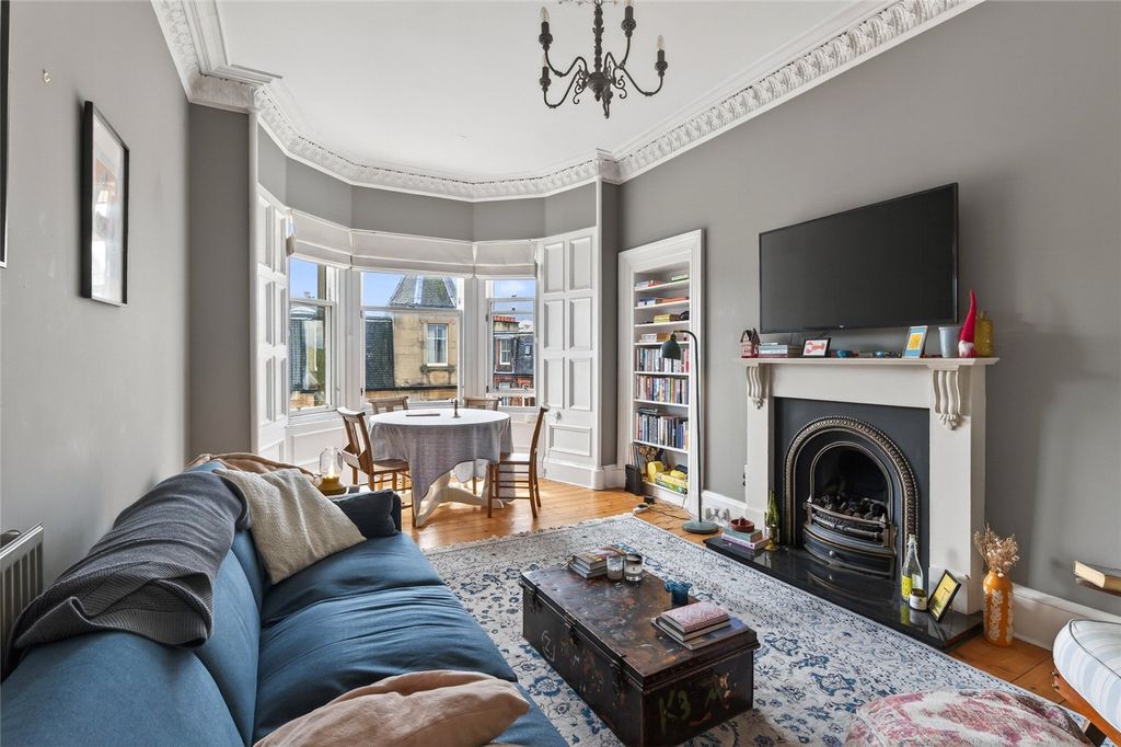 Property photo 2 of 18 Raeburn Place