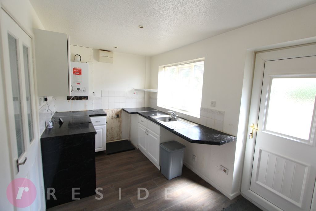 Property photo 3 of 12 Kitchen